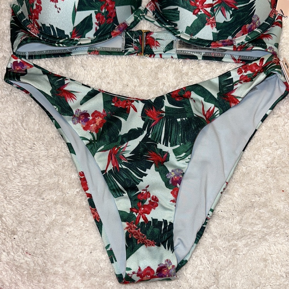 Bikini - Picture 3 of 8